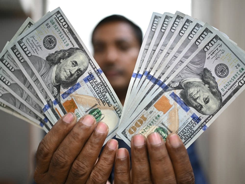 Dolar AS Masih Kuat, Rupiah Bertahan di Kisaran Rp17.800–Rp18.000