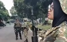 Viral Video Calon Manajer Kopdes Merayap di Got dan Latihan Senjata