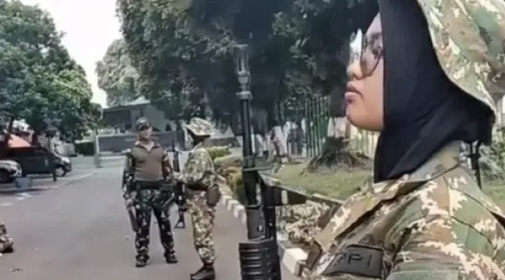 Viral Video Calon Manajer Kopdes Merayap di Got dan Latihan Senjata