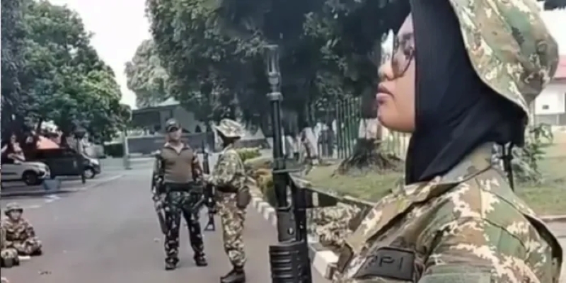 Viral Video Calon Manajer Kopdes Merayap di Got dan Latihan Senjata