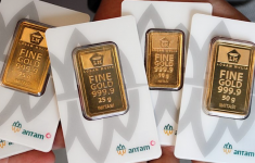 Harga Emas Antam Turun Rp14.000 per Gram