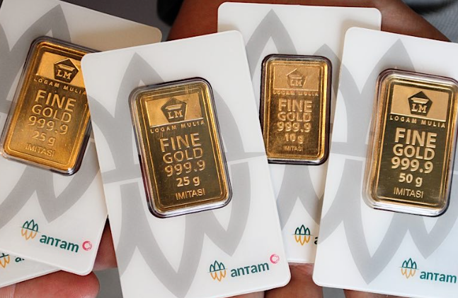 Harga Emas Antam Turun Rp14.000 per Gram