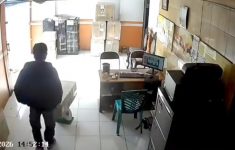 Aksi Pencurian di Gudang Logistik Citeureup Terekam CCTV, Pelaku Gasak HP dan Uang Tunai