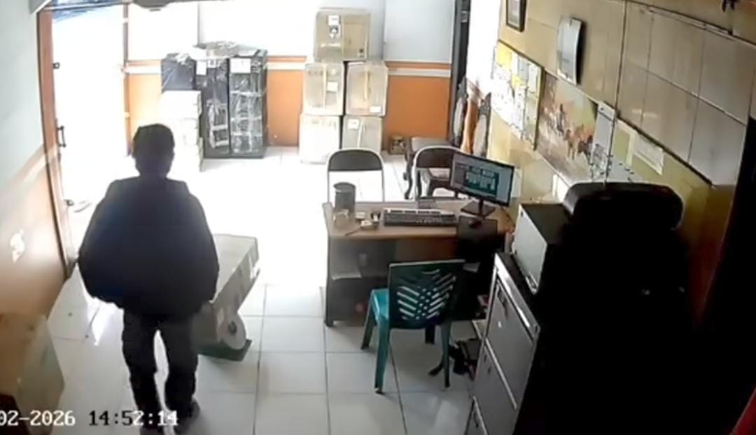 Aksi Pencurian di Gudang Logistik Citeureup Terekam CCTV, Pelaku Gasak HP dan Uang Tunai