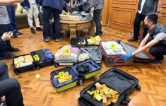 Polisi Amankan 7 Koper Berisi Emas dan Uang Ratusan Miliar dari Penggeledahan Rumah di Bogor