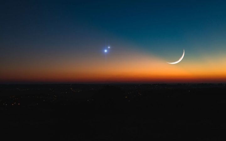 Saturnus dan Bulan Tampil Berdampingan di Langit Indonesia