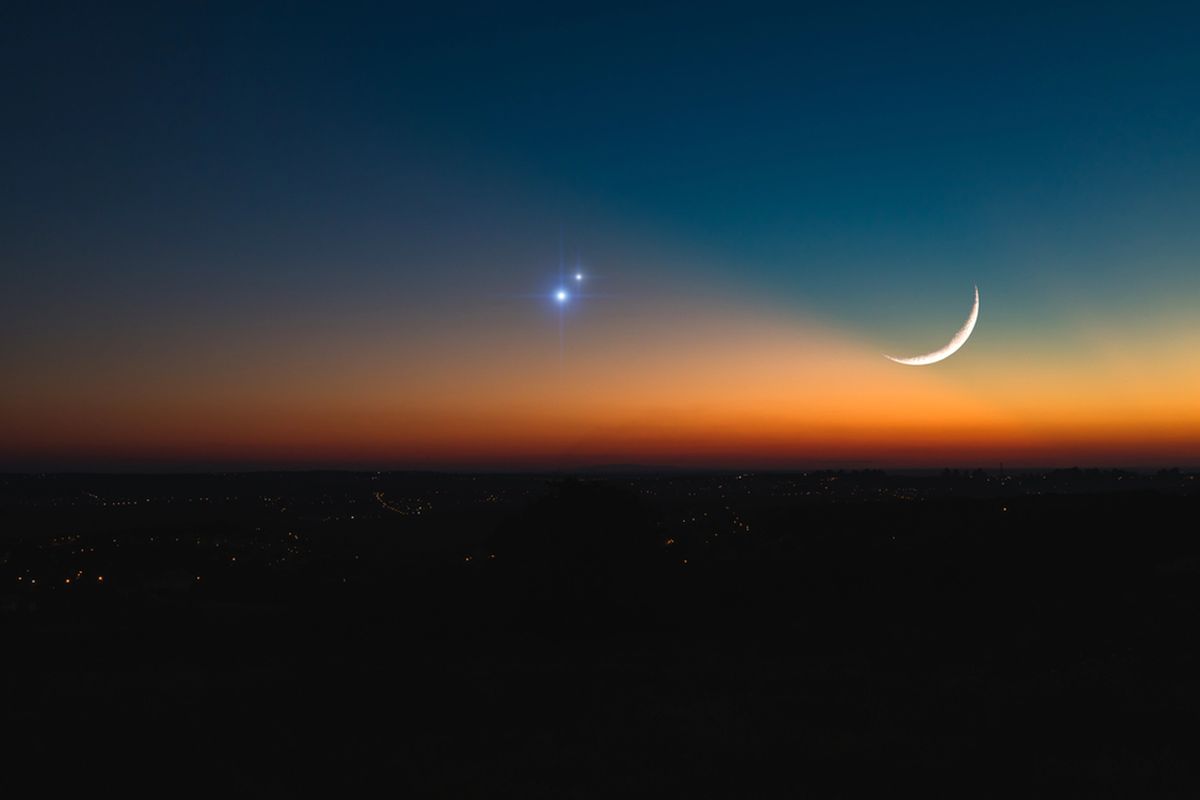 Saturnus dan Bulan Tampil Berdampingan di Langit Indonesia