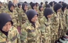 Salat Menggunakan Seragam Latihan Bela Negara Jadi Sorotan