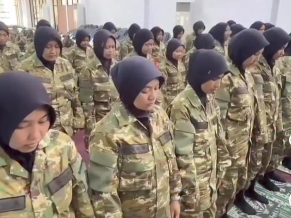 Salat Menggunakan Seragam Latihan Bela Negara Jadi Sorotan