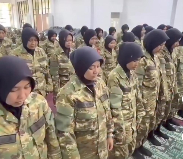 Salat Menggunakan Seragam Latihan Bela Negara Jadi Sorotan