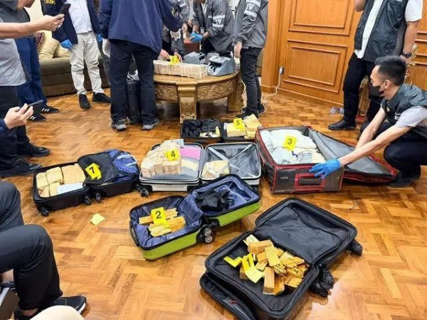 Polisi Amankan 7 Koper Berisi Emas dan Uang Ratusan Miliar dari Penggeledahan Rumah di Bogor