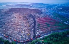 Gunungan Sampah di Bantargebang Mulai Ditutup Geomembrane