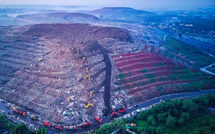 Gunungan Sampah di Bantargebang Mulai Ditutup Geomembrane