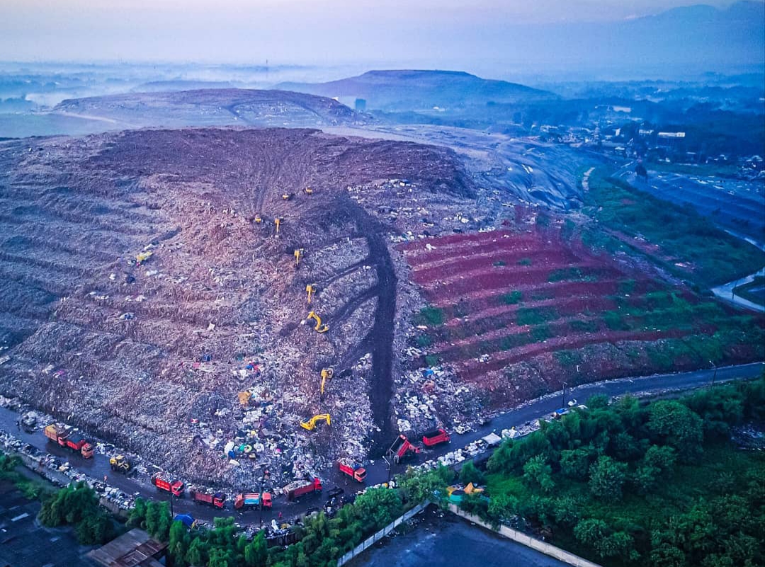 Gunungan Sampah di Bantargebang Mulai Ditutup Geomembrane