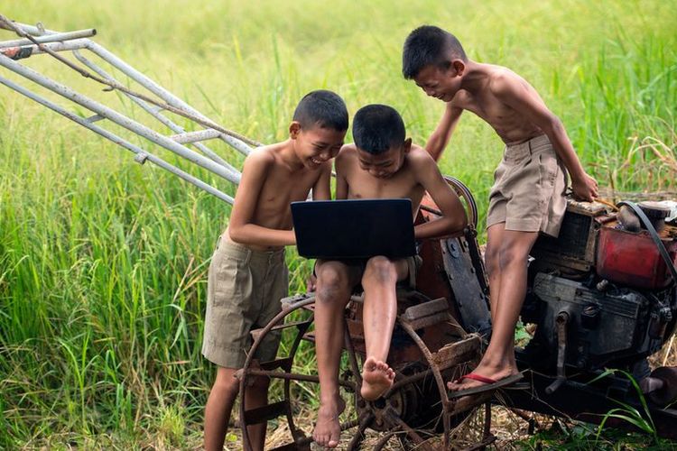 Bangun Akses Internet di Kampung Halaman