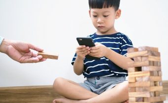 Anak Lebih Suka Gadget daripada Bermain
