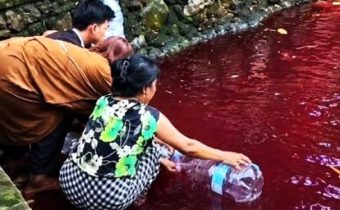 Air Mata Air di Gunung Sindur Mendadak Berubah Merah
