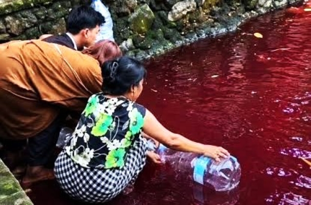 Air Mata Air di Gunung Sindur Mendadak Berubah Merah