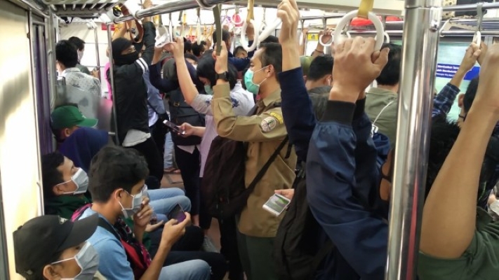 Perempuan Dikabarkan Melahirkan di Dalam KRL Jurusan Serpong