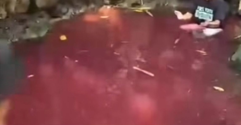 Air Pemandian Keramat di Gunung Sindur Mendadak Berubah Merah