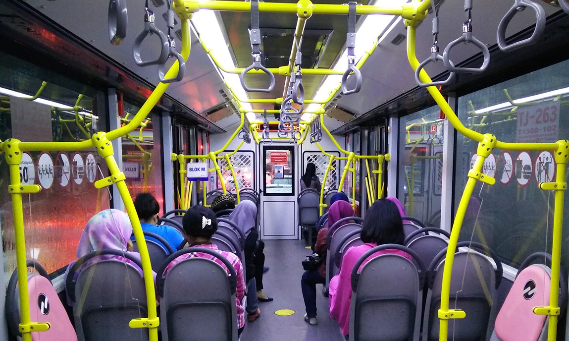 Penumpang Pria Keluhkan Perempuan Duduk di Kursi Umum Saat Area Khusus Wanita Masih Kosong