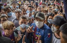 Warga Ramai-Ramai Buru Masker akibat Abu Vulkanik