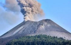 Gunung Anak Krakatau Erupsi Lagi Selasa Pagi