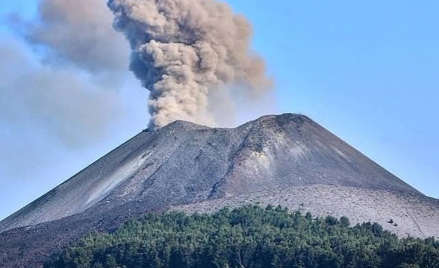 Gunung Anak Krakatau Erupsi Lagi Selasa Pagi