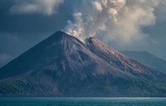 Gunung Anak Krakatau Kembali Erupsi Pagi Ini