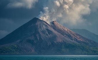 Gunung Anak Krakatau Kembali Erupsi Pagi Ini