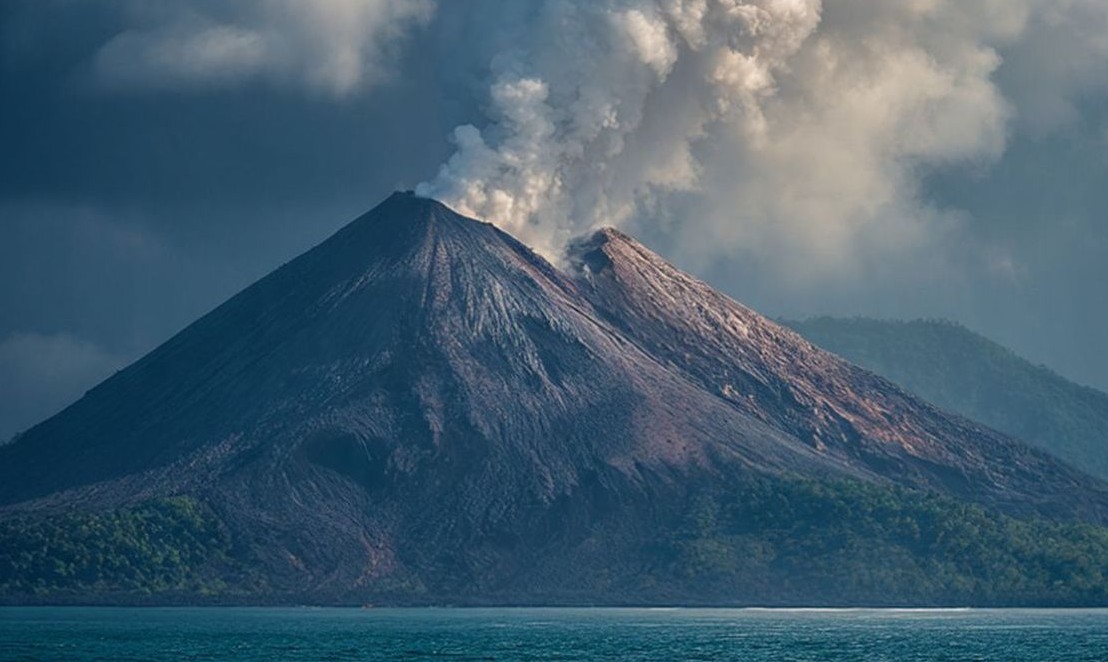 Gunung Anak Krakatau Kembali Erupsi Pagi Ini