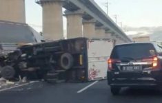 Truk Terguling di Tol Jatibening Arah Jakarta