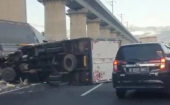 Truk Terguling di Tol Jatibening Arah Jakarta
