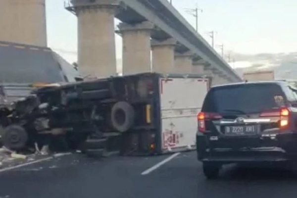 Truk Terguling di Tol Jatibening Arah Jakarta