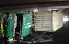 Truk Kontainer Terguling di Perempatan Tomang Jakarta Barat