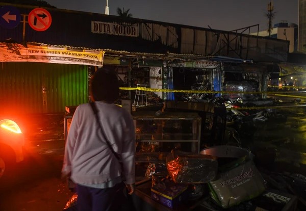 Kebakaran Tiga Kios di Pasar Mobil Kemayoran