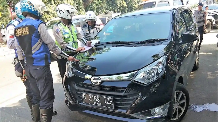 Parkir Sembarangan di Jalan Panjang Kebon Jeruk