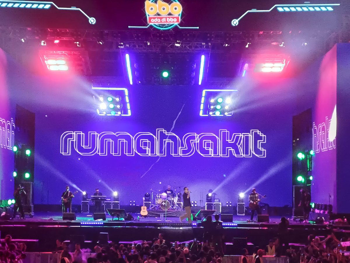 Detik-Detik Konser Band Rumah Sakit di Lippo Mall Nusantara Ricuh