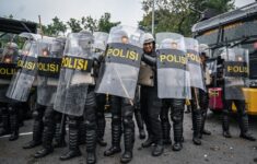 Viral Mahasiswa Sodorkan Uang ke Polisi Saat Demo di Jakarta