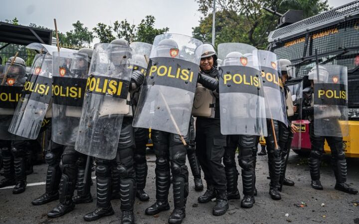 Viral Mahasiswa Sodorkan Uang ke Polisi Saat Demo di Jakarta