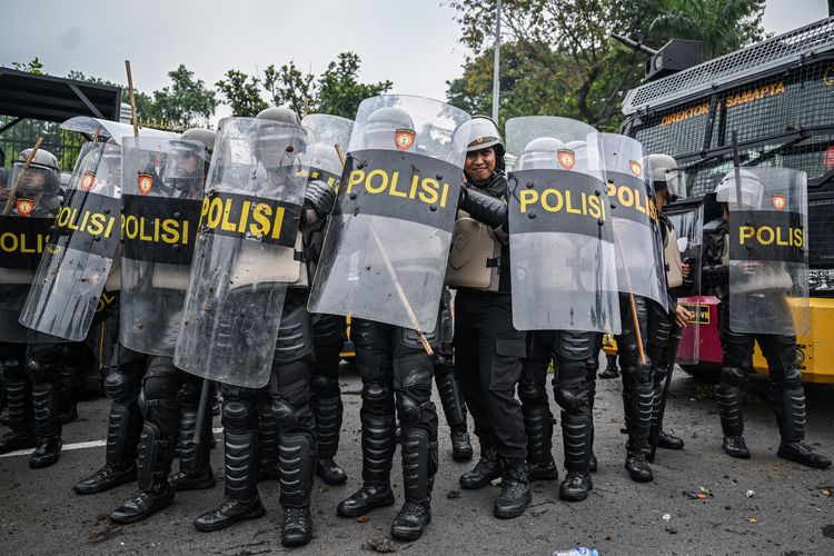 Viral Mahasiswa Sodorkan Uang ke Polisi Saat Demo di Jakarta
