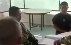 Viral Video Pria Diduga Anggota TNI Belajar Mengeja Pakai Buku Mirip Buku TK