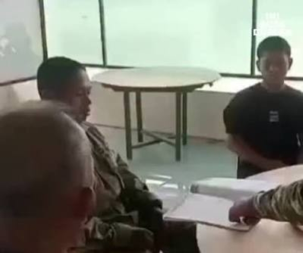 Viral Video Pria Diduga Anggota TNI Belajar Mengeja Pakai Buku Mirip Buku TK