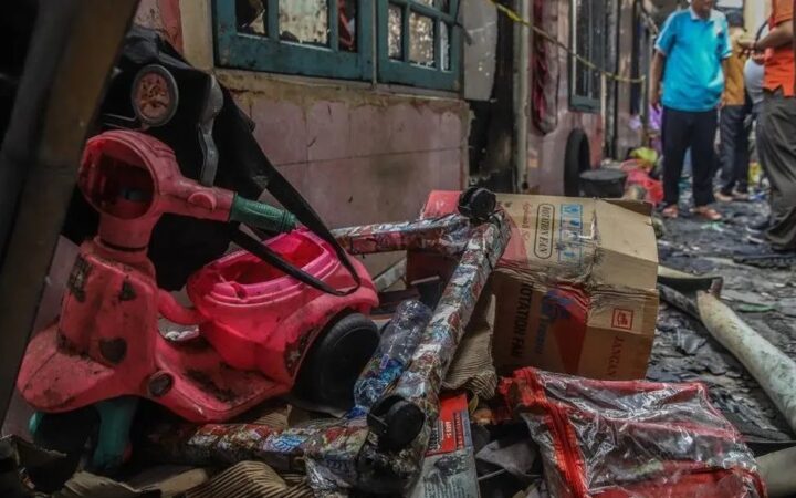 Balita Kembar Terjebak Kebakaran di Cakung