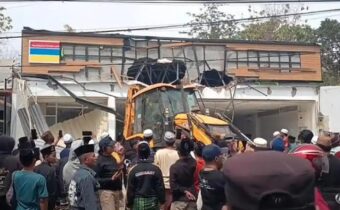 Belum Beroperasi, Gerai Indomaret di Pamekasan Dibongkar Massa