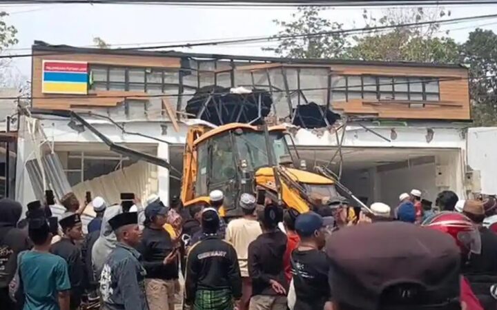 Belum Beroperasi, Gerai Indomaret di Pamekasan Dibongkar Massa