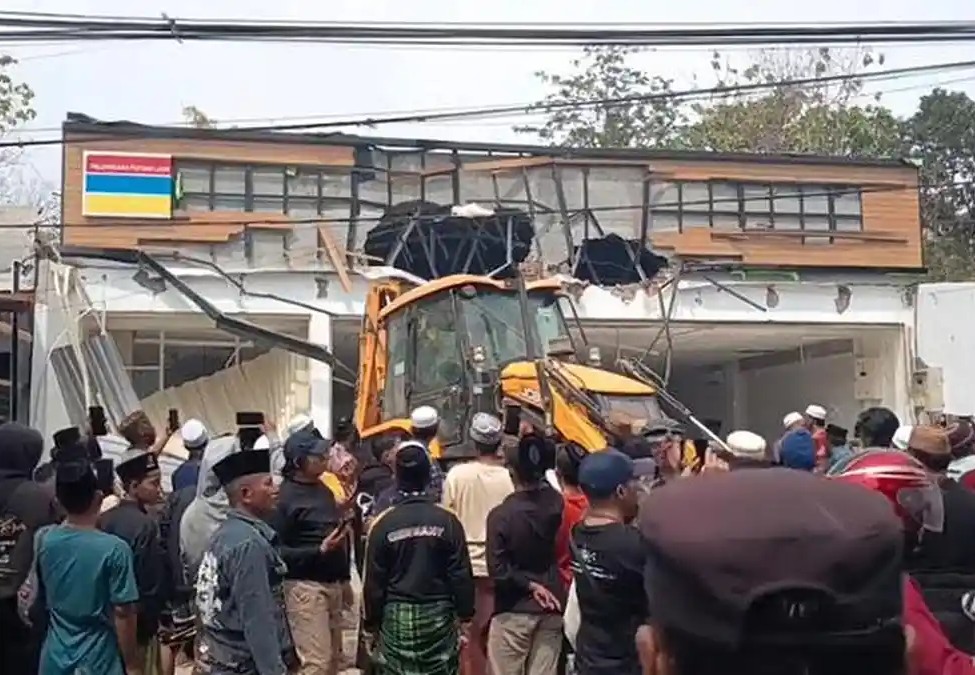Belum Beroperasi, Gerai Indomaret di Pamekasan Dibongkar Massa