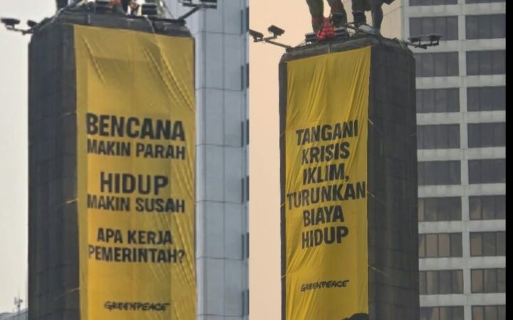 Banner Protes Greenpeace di Bundaran HI Dicopot