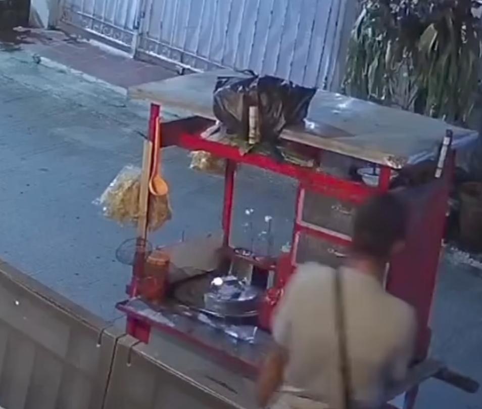 Pedagang Mie Ayam Terekam CCTV Diduga Curi Kucing