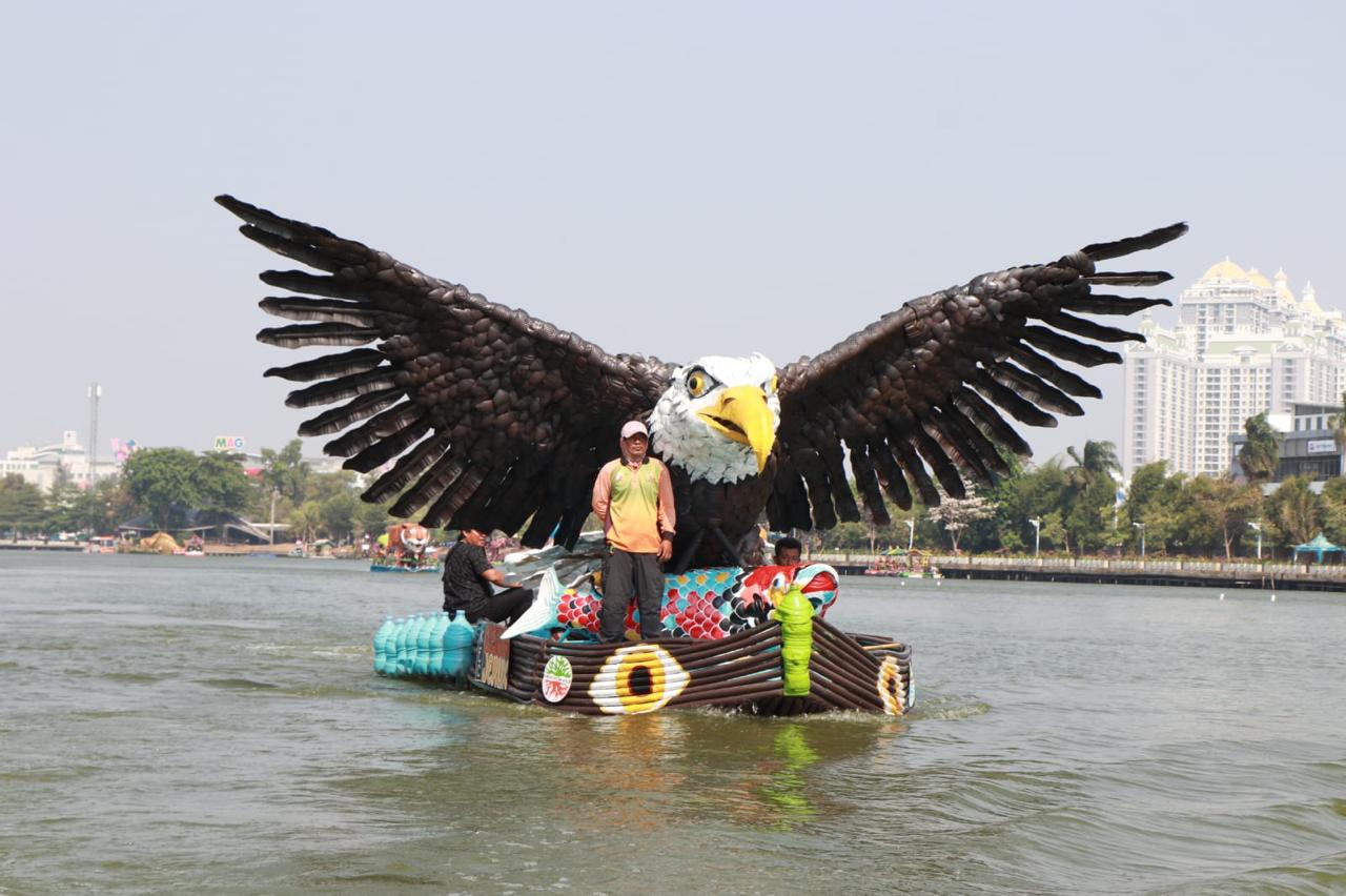Naik Perahu dari Botol Plastik Bekas Gratis di Danau Sunter
